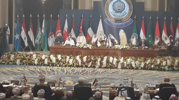 ولي العهد ‏السعودي‬ يصافح أمير ‏قطر‬ بقمة ‫‏الكويت‬ | دنيا ...