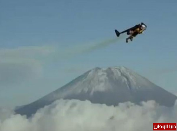 سويسري يقفز من مروحية بمحرك نفاث فوق جبل فوجي في اليابان