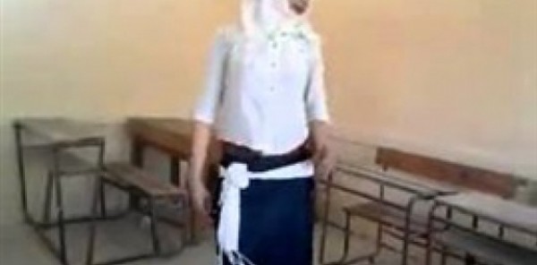 طالبة ثانوى مصرية تنافس صافيناز ... وصلة رقص فى مدرسة