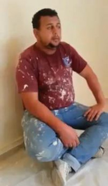 عـامل فلسطيني مهنته " الدهان " شاهدوا ماذا فعـل وقت أستراحته ..