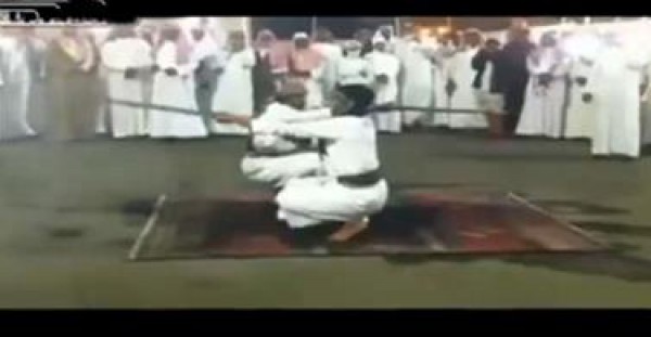 سعودي يُصيب نفسه بالرصاص أثناء تأدية رقصة "العرضة" .. فيديو