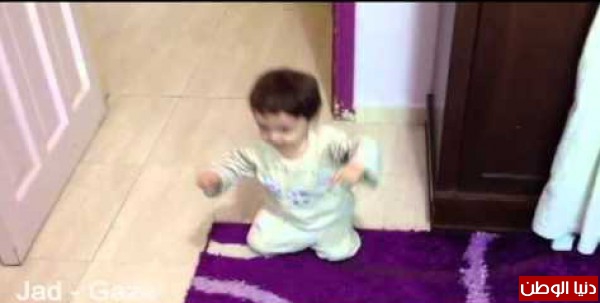 جاد- طفل من غزة حديث المشي يحيي الملك عبدالله الثاني على طريقته الخاصة