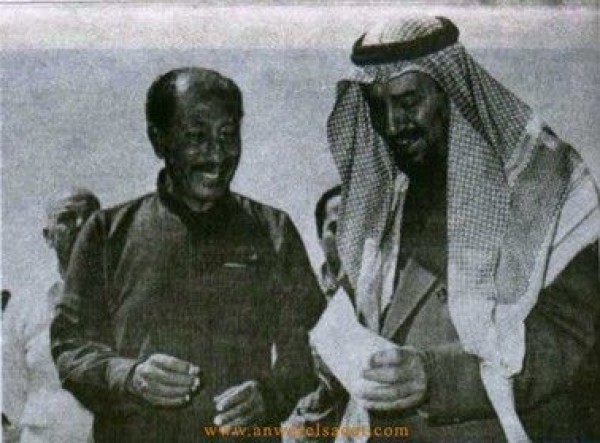 فيديو نادر جدا .. الملك خالد عبد العزيز وأنور السادات برحلة "صيد" للصقور