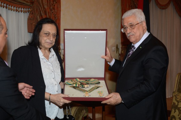 الرئيس ابو مازن يمنح الدكتور فتحي عرفات وسام نجمة الشرف من الدرجة العليا