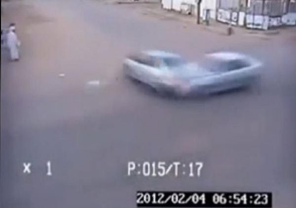 بالفيديو.. رجل ينجو من الموت بأعجوبة