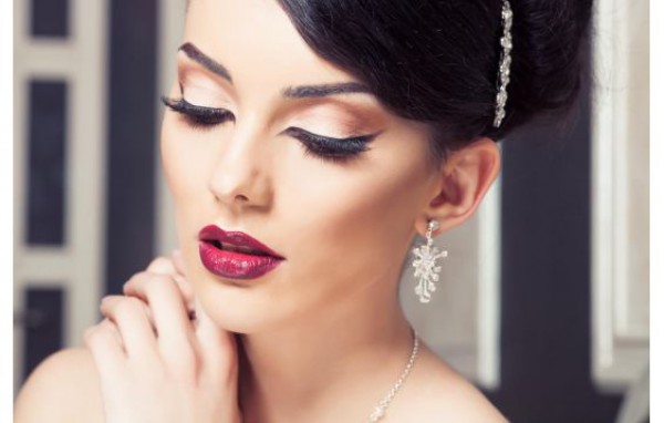 للعروس: نصائح لأحمر شفاه يدوم مدّة أطول