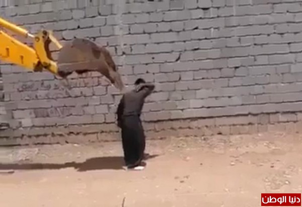 عامل يستخدم الجرافة لحك ظهره