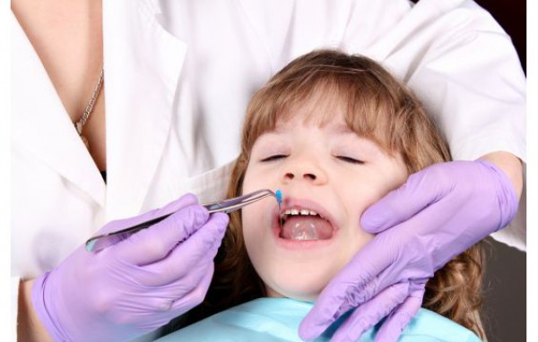كيف تعالجين إصابات أسنان طفلك؟