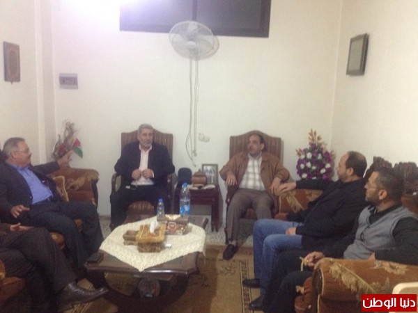 حركة الجهاد وحزب الشعب الفلسطيني زاروا القيادي عباس الجمعة للاطمئنان على صحته