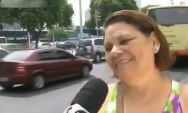 برازيلية تتعرض للسرقة أثناء مقابلة تلفزيونية على الهواء مباشرة
