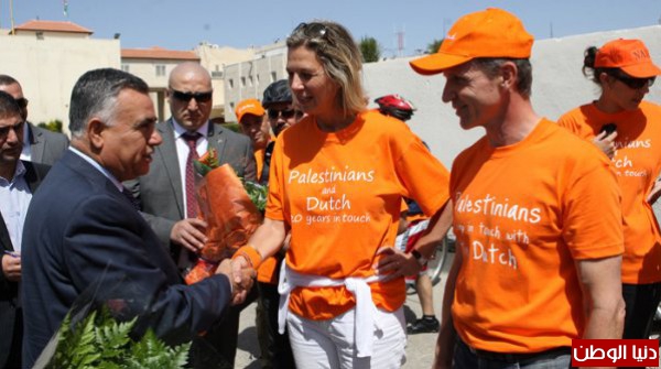 ممثلة هولندا تقدم باقة زهور من غزة للرئيس في ذكرى بدء العلاقات الرسمية مع فلسطين