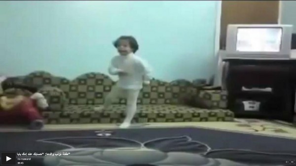 فيديو لطفلة تؤنب والدها: "حسابك عند إمك بابا"