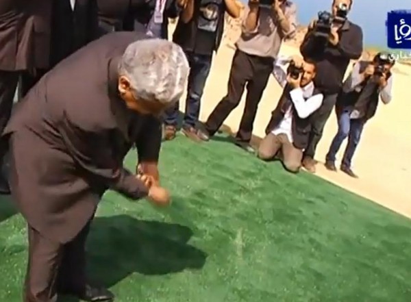 فيديو.. رئيس الحكومة الأردنية يلعب الجولف في البحر الميت فأصابت الكرة "ما تحت الحزام" لأحد المصورين