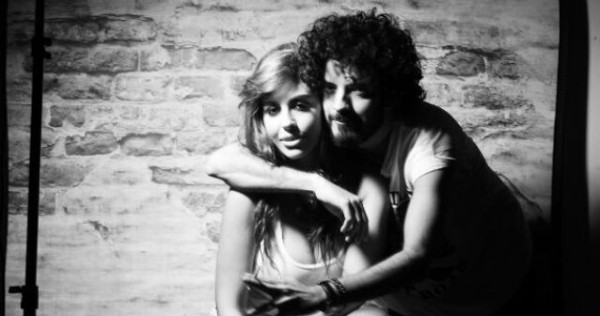 صور حميمية تكشف علاقة ممثل سعودي بمغنية لبنانية