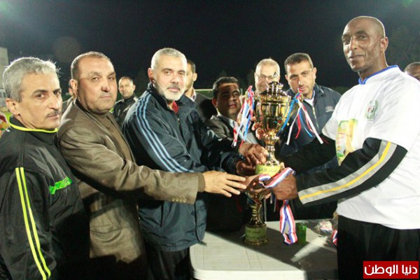 فريق رابطة الأسرى يُهدي قدامى غزة كأس يوم الأسير بحضور هنية