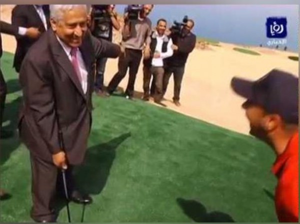 في أول ضربة غولف.. رئيس وزراء الأردن يصيب صحفيا في خاصرته