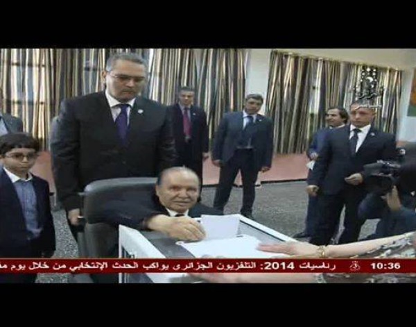 الرئيس الجزائري بوتفليقة يدلي بصوته على كرسي متحرك .. صور وفيديو