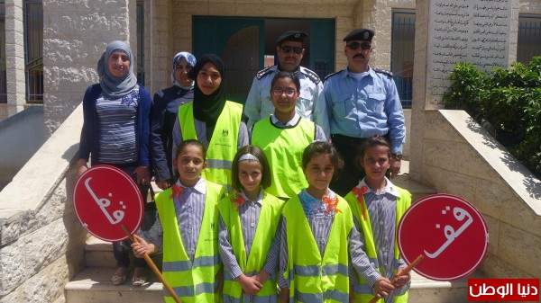 الشرطة تنظم تدريب عملي لطلبة دوريات السلامة المرورية في مدرسة الخنساء الأساسية في قلقيلية