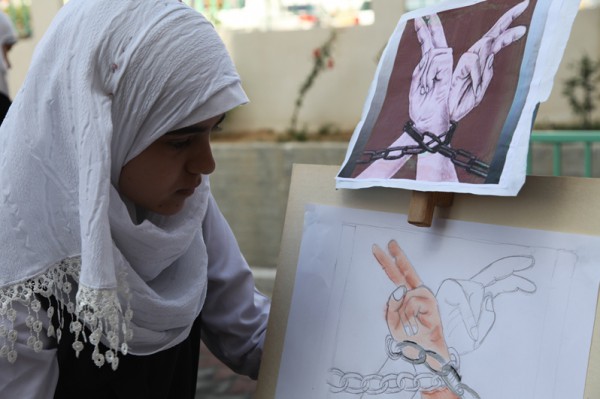 بالصور- تعليم غزة  تقيم مهرجاناً خطابياً ومعرضاً فنياً بمناسبة يوم الأسير