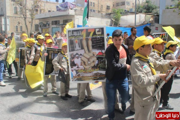 كشافة الخليل تشارك في فعاليات يوم الأسير الفلسطيني