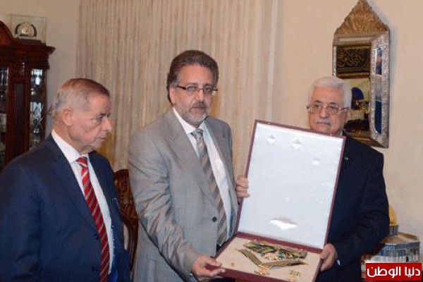 الرئيس يمنح الشهيد 'أبو يوسف النجار' وسام نجمة الشرف من الدرجة العليا
