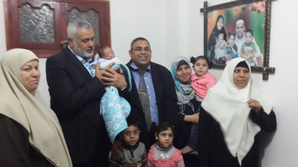 أنشد للطفل وأهداه كتاباً : هنية يزور عائلة "محمد مرسي" ويهنئه