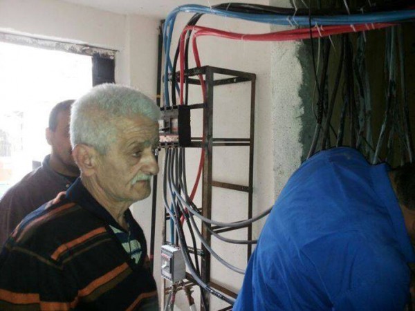 تمديد كابلات كهربائية جديدة في مخيم البداوي