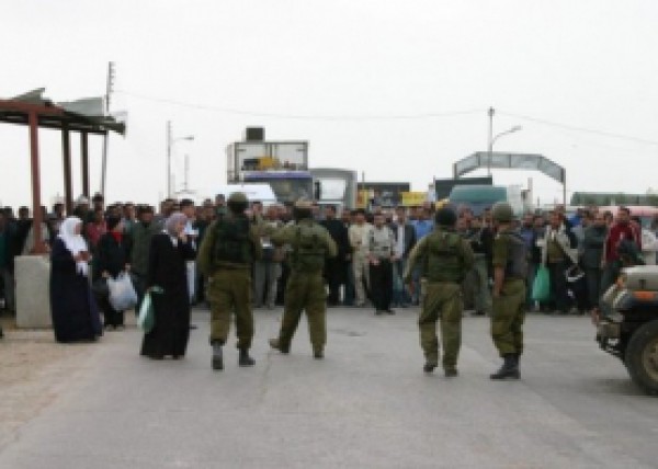 الاحتلال يعتقل مواطنا من الخليل و يكثف من حواجزه العسكرية على مداخل المدينة