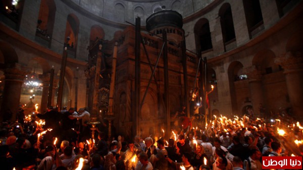 آلاف الحجاج يحتشدون في القدس في انتظار ظهور النور المقدس