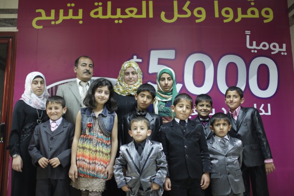 عائلة مكونة من ثلاثة عشر فردا تفوز بجائزة حسابات التوفير اليومية من بنك فلسطين لكل واحد منهم 5000 $