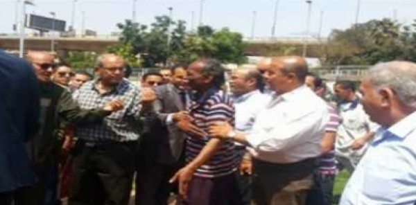 فيديو مؤسف: مواطن يلطم خده بعد منعه من لقاء محافظ القاهرة