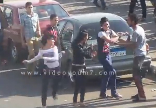 تحرشوا بها على كورنيش النيل .. فأجبرها شاب على ارتداء ملابسها ! .. فيديو