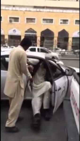 شاهد كيف يركب اطول رجل بالعالم سيارة الاجرة في السعودية