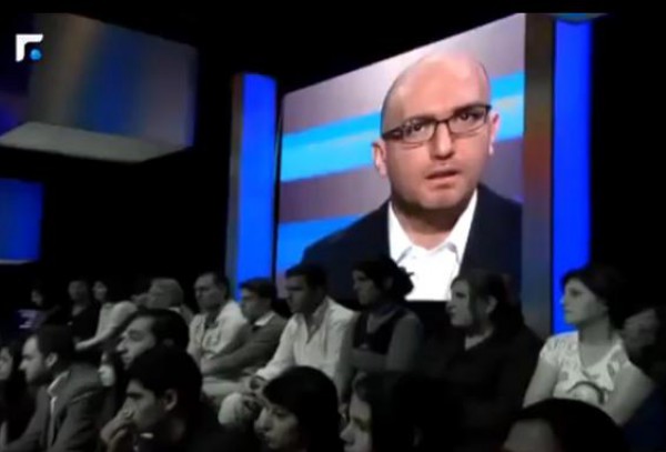 هل يعتذر الطفل أحمد الذي ركل والدته أمام المشاهدين