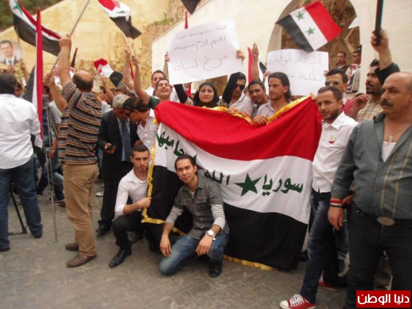 وقفة تضامنية لطلبة سورية والجالية السورية في السفارة السورية في لبنان