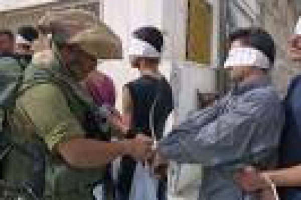 الاحتلال يشن حملة شرسة على المواطنين غرب الخليل:مداهمات واعتقالات موسّعة والاعتداء بالضرب على النساء