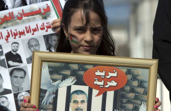 نادي الاسير: عشرات الاسرى الفلسطينيين يبدأون معركة "الأمعاء الخاوية" بالسجون الإسرائيلية