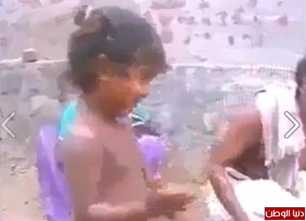 فيديو لطفلة تلاعب أفعى الكوبرا يثير ضجة على مواقع التواصل الإجتماعي