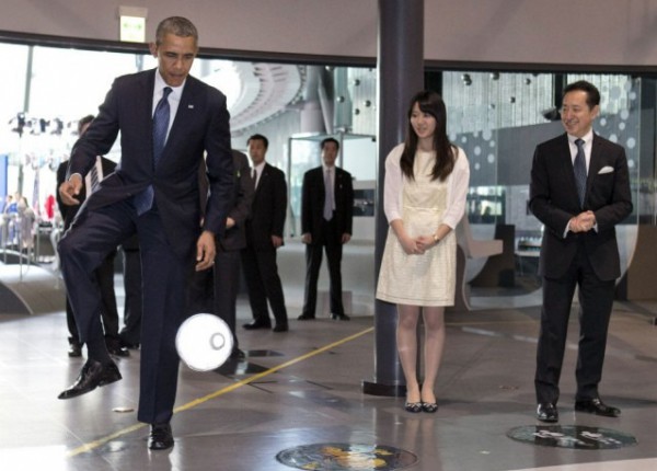 بالصور والفيديو.. أوباما يتنافس في كرة القدم مع رجل آلي