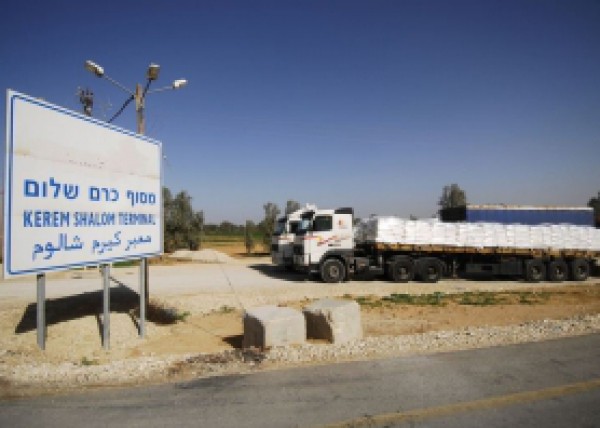 "إسرائيل" تحتجز 2000 شاحنة تحمل مواد لغزة على كرم ابو سالم