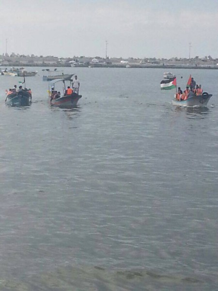 بالصور.. حملة الحراك القانوني تنظم فعالية تضامنية في عرض بحر غزة