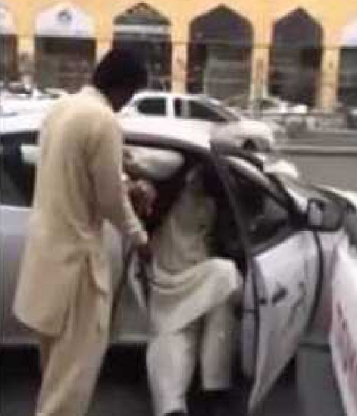 فيديو : كيف يركب اطول رجل بالعالم سيارة الاجرة في السعودية