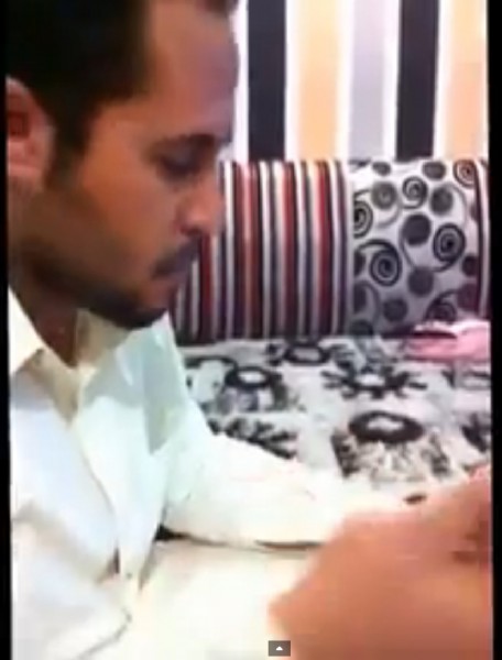 فيديو: سعودي يستمتع بأكل الزجاج مع الكاتشب
