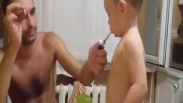 شاهد: فيديو صادم.. أب روسي يدع ابنه يدخن و"الأم" تضحك