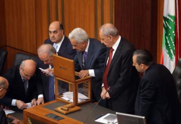 تأجيل اقتراع لانتخاب رئيس جديد للبنان بسبب مقاطعة النواب