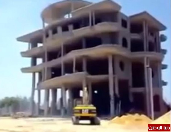 هدم المنزل.... فوقع فوق رأسه