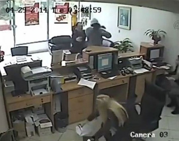 لص غبي حاول سرقة بنك...شاهد ماذا حدث