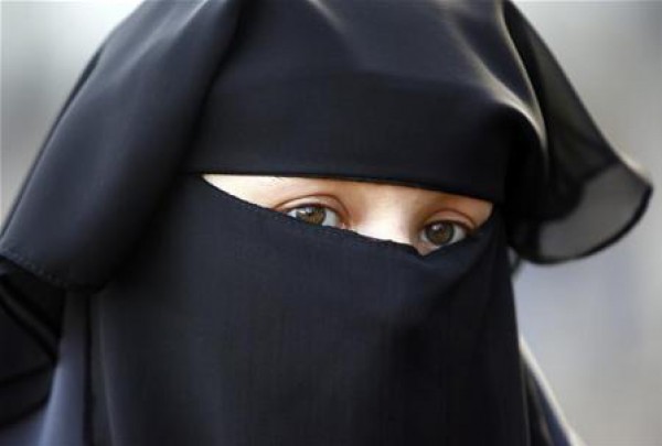 شابة امريكية اسلمت من أجل ان تتزوج شاب مُسلم فكفرته