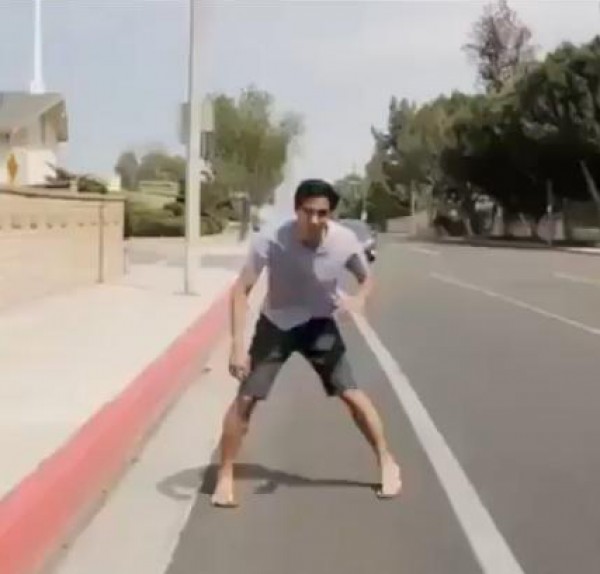 طريقة مبتكرة للصعود داخل السيارة
