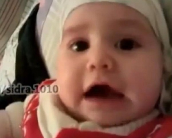 شاهد.. رضيعة تنطق الشهادة بشكل مذهل